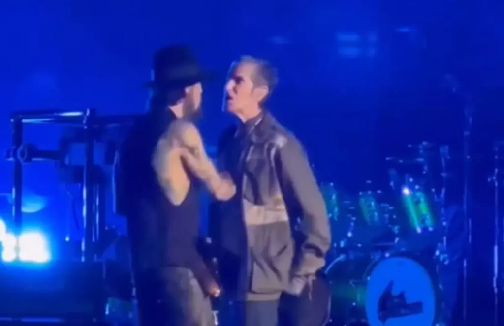 Farrell approached guitarist Dave Navarro and hit him