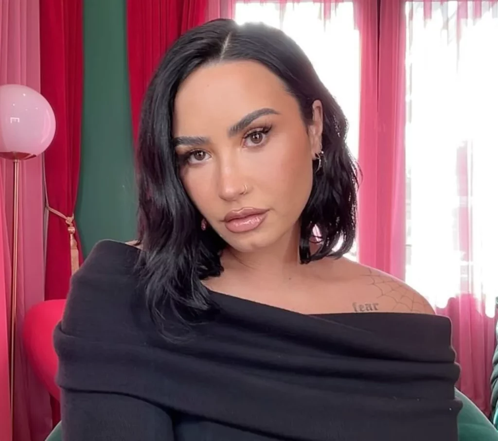 Lovato reveal that she has re-adopted she/her pronouns