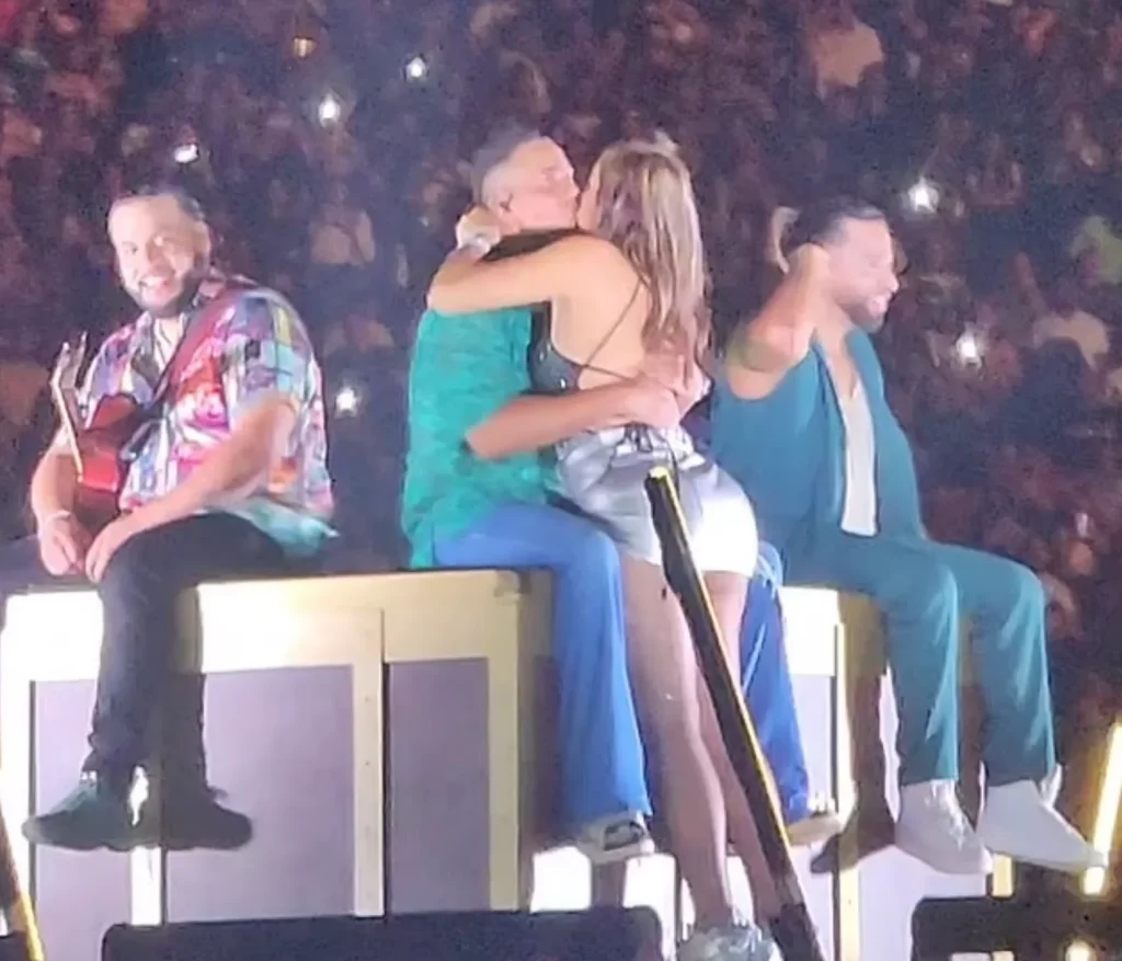 She greeted each member of Aventura before sharing an embrace and kiss with Santos